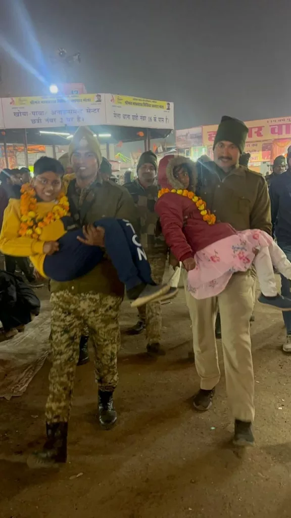 पैसों से भरा पर्स वापस करने पर बच्चों को पुलिस ने कंधे पे उठा कर पूरे मेले में घुमाया व उनके माता-पिता सहित बच्चों को पुलिस ने अपने हाथों से झुलाया झूला | New India Times