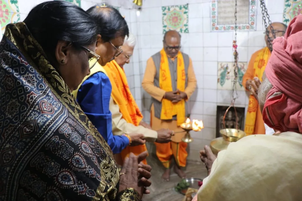 शिव मंदिर देवझिरी में राज्यपाल श्री मंगू भाई पटेल ने दर्शन कर की पूजा अर्चना | New India Times