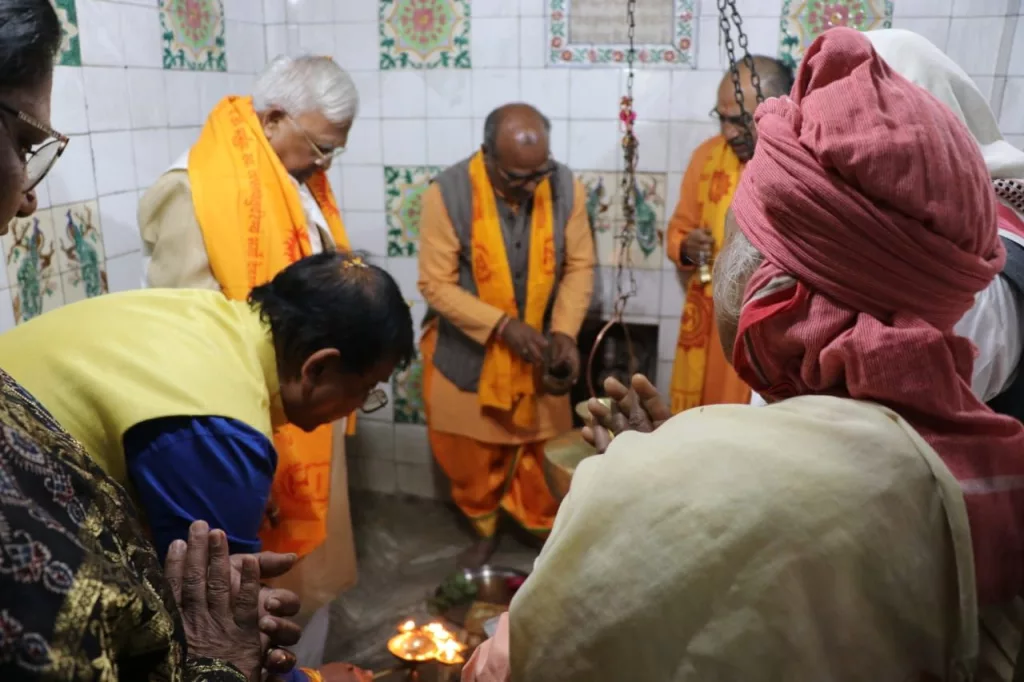 शिव मंदिर देवझिरी में राज्यपाल श्री मंगू भाई पटेल ने दर्शन कर की पूजा अर्चना | New India Times