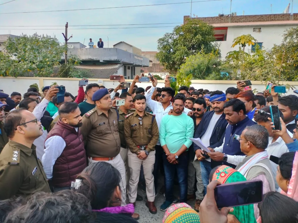 गणतंत्र दिवस पर हुआ विवाद थमने का नहीं ले रहा नाम, भीम आर्मी ने सौंपा ज्ञापन | New India Times