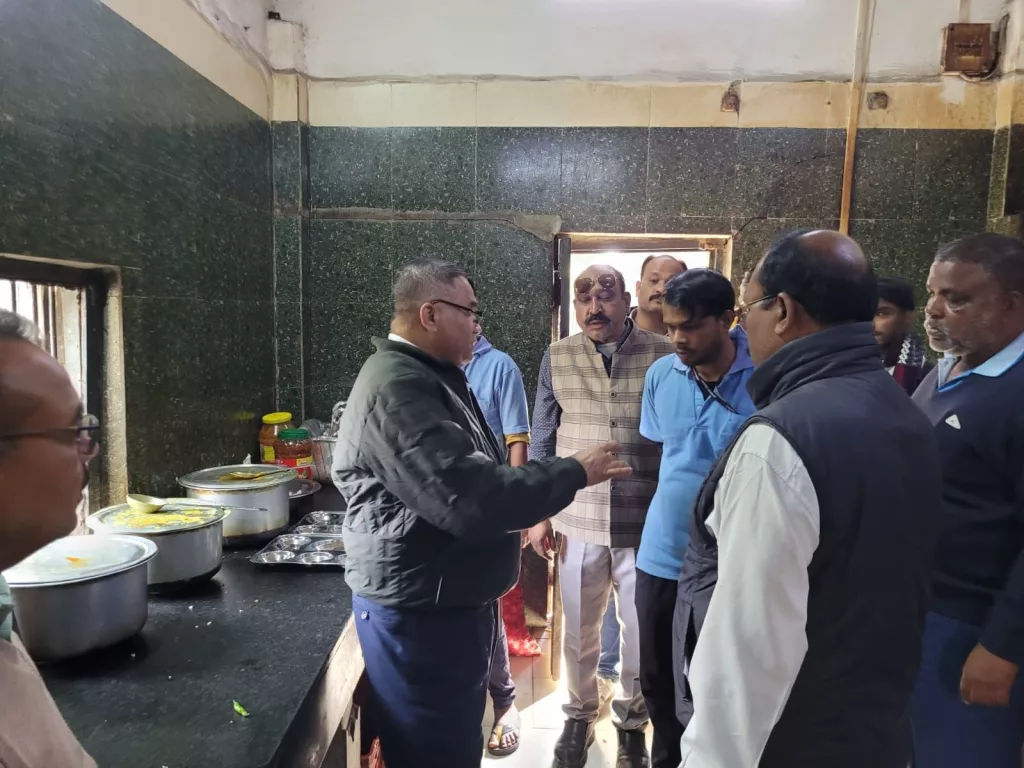 इटारसी टीटीई रेस्ट हाउस के व्यवस्थाओं का मंडल वाणिज्य प्रबंधक ने लिया जायज़ा | New India Times