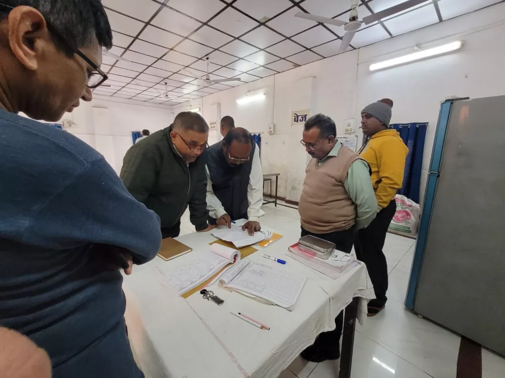 इटारसी टीटीई रेस्ट हाउस के व्यवस्थाओं का मंडल वाणिज्य प्रबंधक ने लिया जायज़ा | New India Times