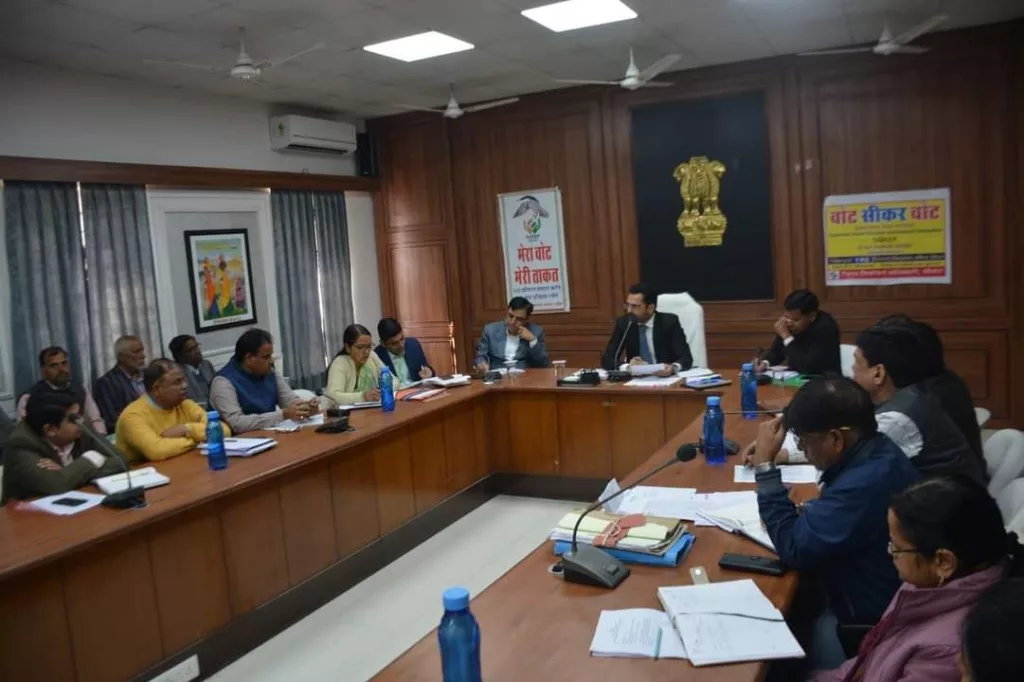 सम्पर्क पोर्टल पर दर्ज लम्बित शिकायतों का त्वरित निस्तारण करें: जिला कलेक्टर | New India Times