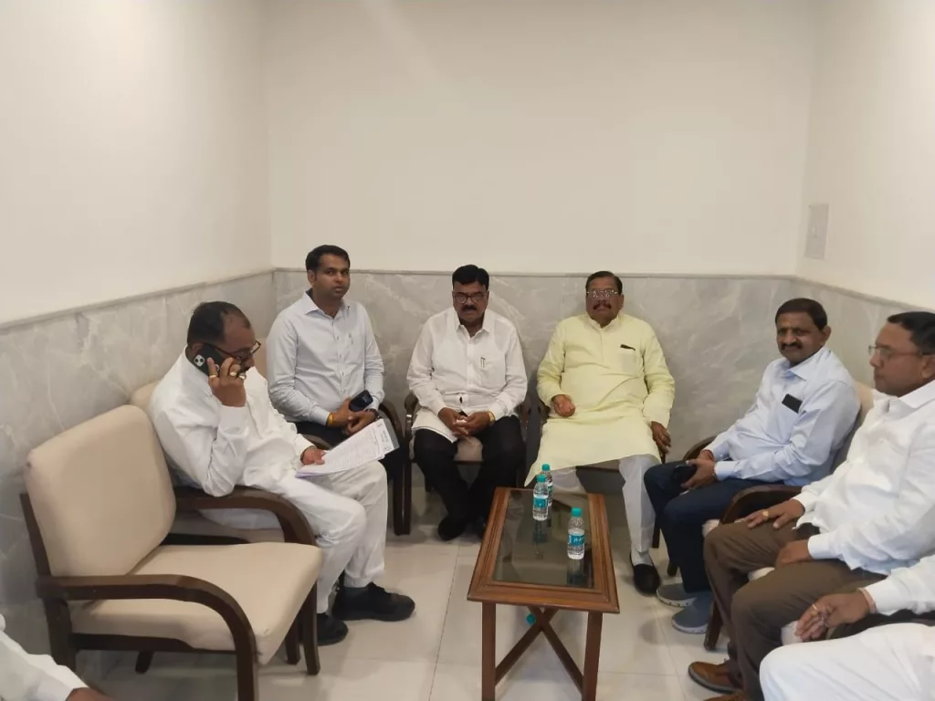 NCP का सेल्फ गोल: क्या गरुड़ को भाजपा में लाकर रावेर सीट से लोकसभा के मैदान में उतरेंगे गिरीश महाजन | New India Times