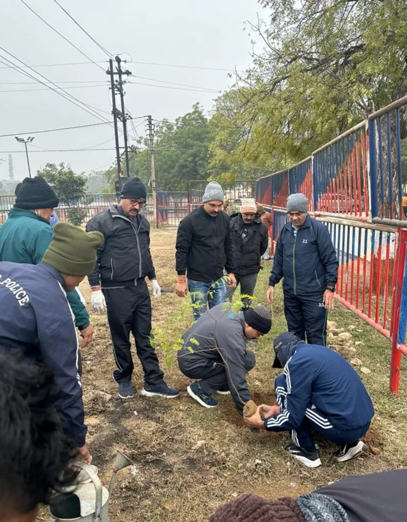 ग्वालियर जिले में पुलिस अधिकारियों ने जवानों के साथ मिलकर थानों व कार्यालयों में चलाया सफाई अभियान 2 ग्वालियर जिले में पुलिस अधिकारियों ने जवानों के साथ मिलकर थानों व कार्यालयों में चलाया सफाई अभियान | New India Times