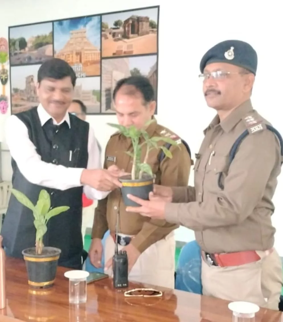 केंद्रीय विद्यालय के छात्रों को पढ़ाया यातायात जागरूकता एवं अपराध जागरूकता का पाठ | New India Times