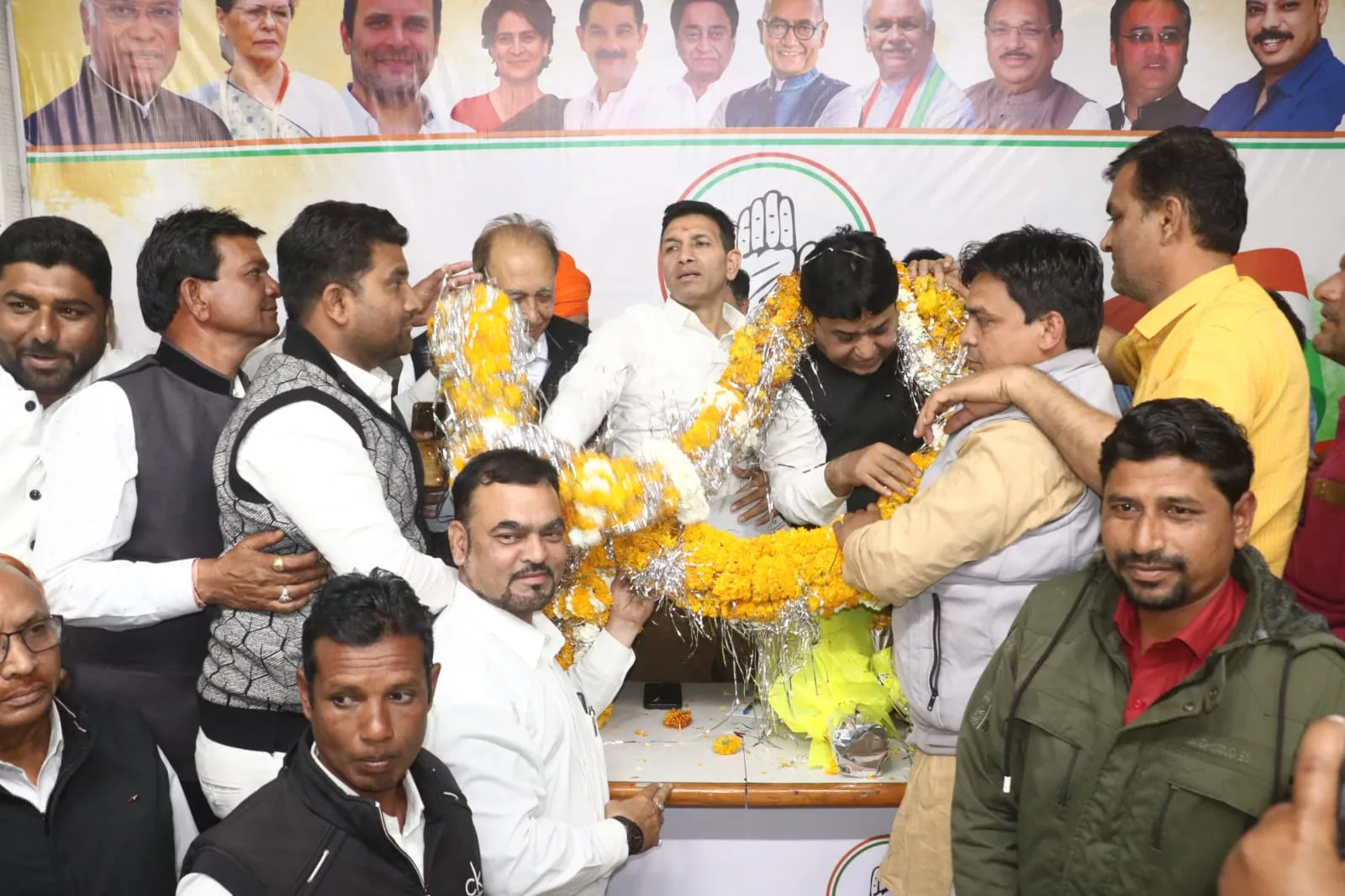 डर कर नहीं लड़ कर जंग जीती जाती है, हम सभी का कर्तव्य है लोकतंत्र और संविधान की रक्षा करना: जीतू पटवारी. लोकसभा चुनाव में हम पूरी ताकत के साथ मैदान में उतरेंगे: शेख अलीम | New India Times