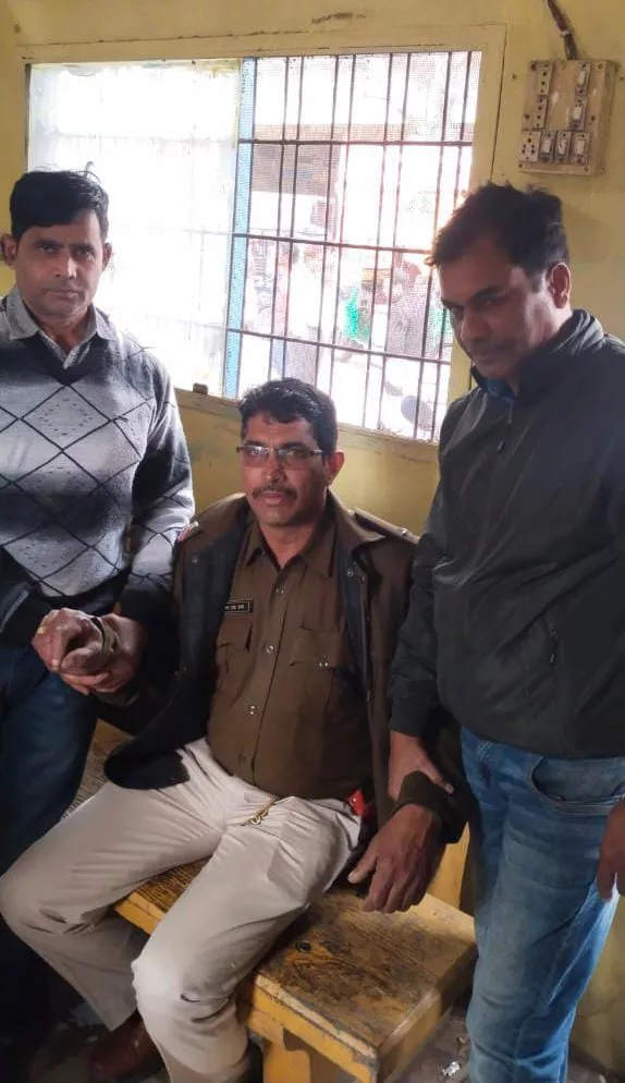 छोला थाना के सहायक उप नरीक्षक संतोष सिंह दांगी रिश्वत लेते हुए रंगे हाथों हुए गिरफ्तार | New India Times