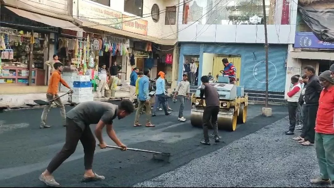 नगरपालिका के प्रयासों से क्या वापिस लौटेंगे बजरिया मार्केट के सुनहरे दिन, परिसर के डामरीकरण के बाद प्रकाश एवं सौन्दर्यीकरण की कवायद | New India Times