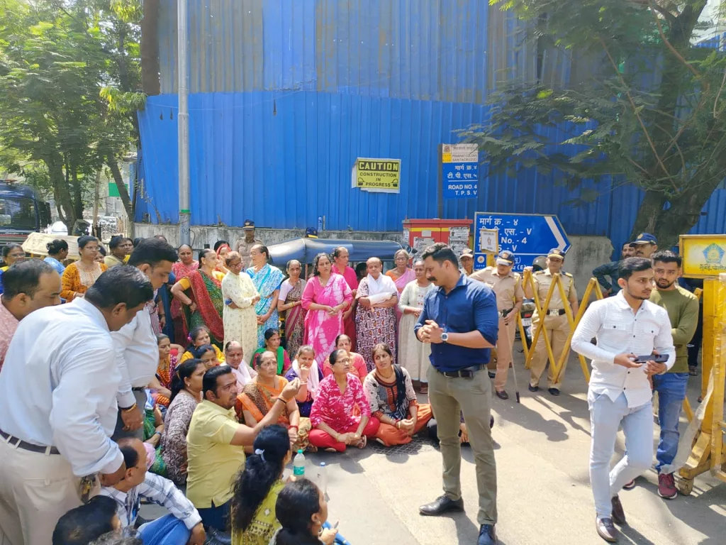 पीने के गंदे पानी की समस्या को लेकर पूर्व भाजपा नगरसेवक महेश पारकर ने निकाला मोर्चा, मोर्चे को देख घबराकर भागीं एच पूर्व वार्ड की सहायक आयुक्त स्वपंजा क्षीरसागर | New India Times