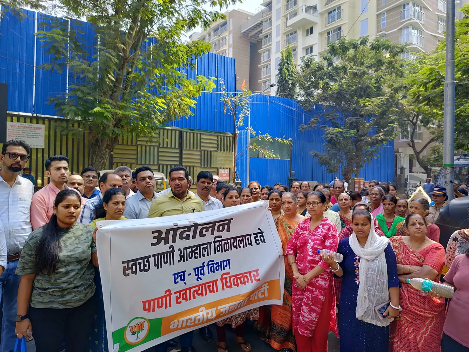 पीने के गंदे पानी की समस्या को लेकर पूर्व भाजपा नगरसेवक महेश पारकर ने निकाला मोर्चा, मोर्चे को देख घबराकर भागीं एच पूर्व वार्ड की सहायक आयुक्त स्वपंजा क्षीरसागर | New India Times