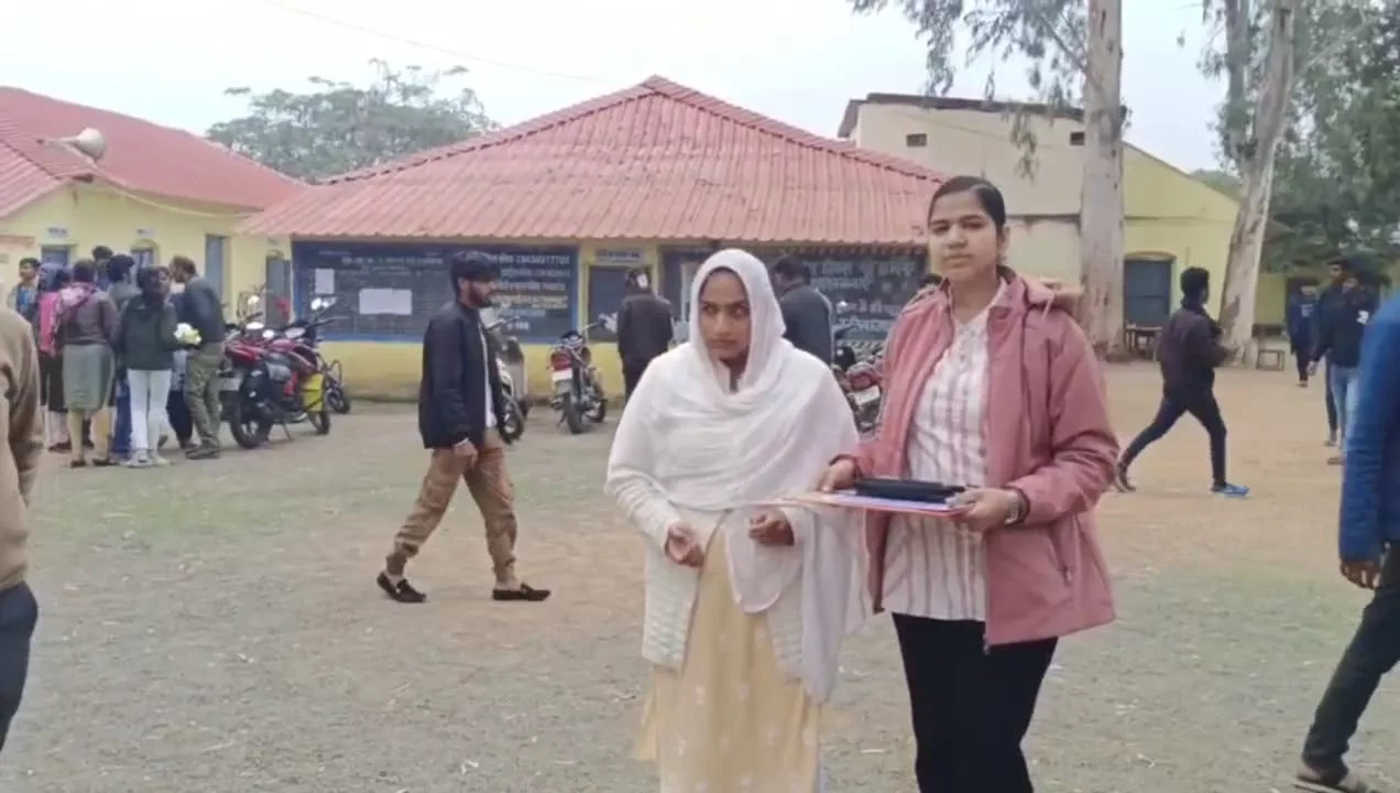 जिंदगी की कमियों की ज़िद के आगे जीत का जुनून, नेत्रहीन होने के बाद भी परीक्षा देने चली गई छात्रा, बीमारी में चली गई थी आंख | New India Times