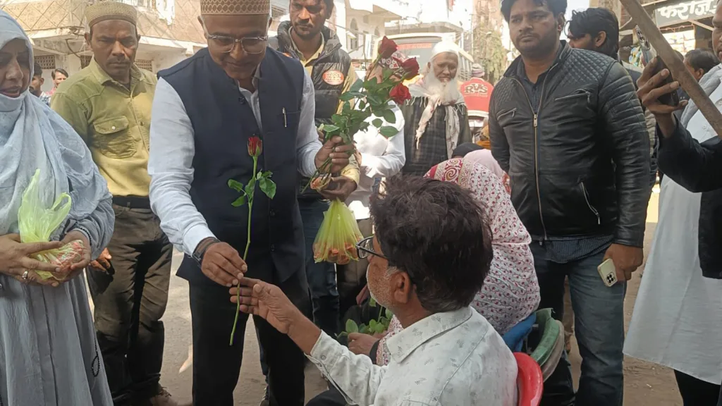 वार्ड 41 के पार्षद डॉक्टर रेहान सिद्दीकी और उनकी टीम द्वारा बुजुर्गों को नाश्ता कराने के साथ गुलाब का फूल देकर किया गया सम्मान | New India Times