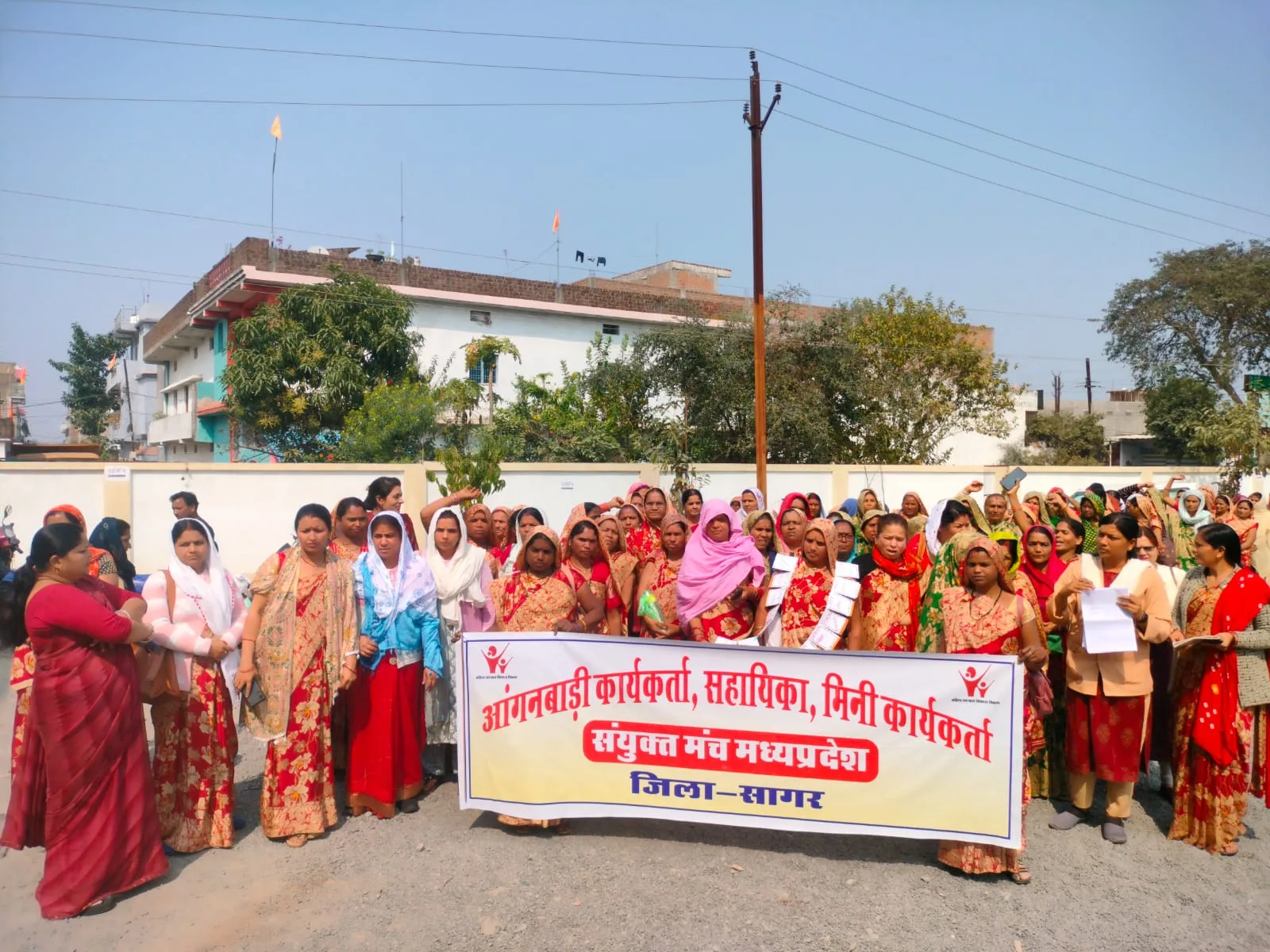 आंगनबाड़ी कार्यकर्ता पहुंची एसडीएम कार्यालय, ज्ञापन लेने नहीं पहुंचे एसडीम, जमकर की नारेबाज़ी | New India Times