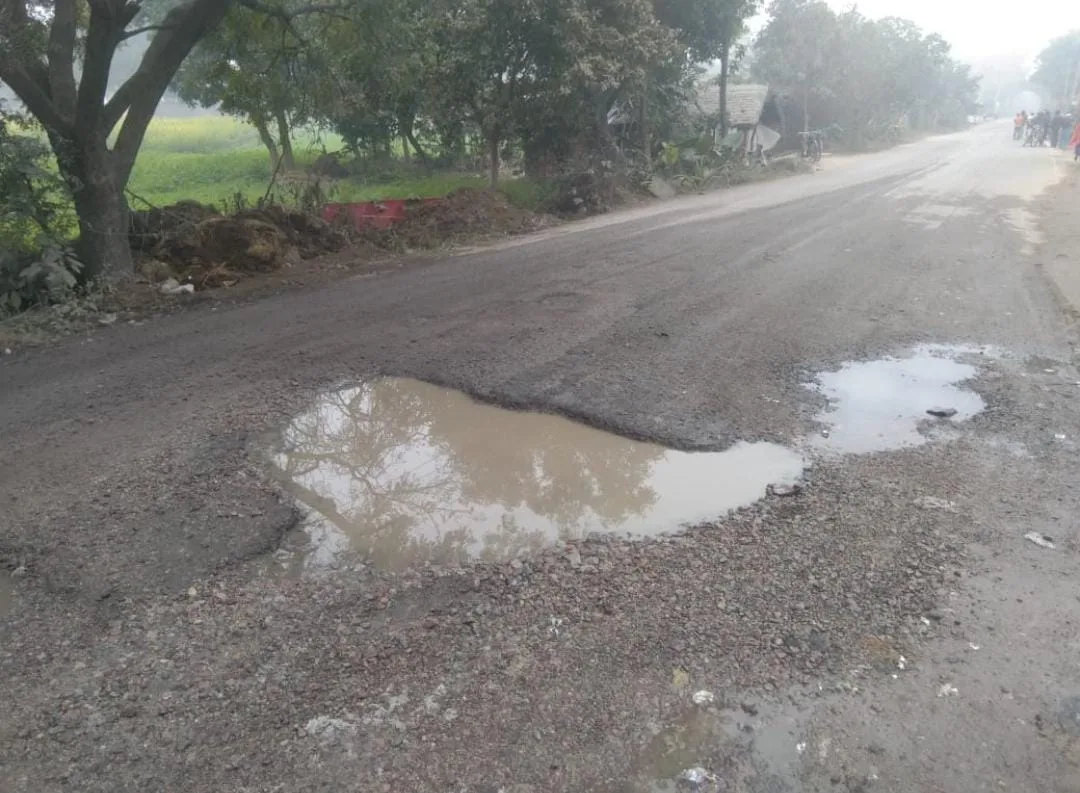 गड्ढों में तब्दील हुई सड़क, गिरकर घायल हो रहे राहगीर, कई राहगीरों की गई जान | New India Times