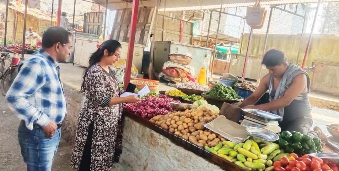 संयुक्त दल ने औचक निरीक्षण में उपनगर लालबाग से डेअरी, सब्जी और किराना दुकानों से कलेक्शन किया सैंपल | New India Times