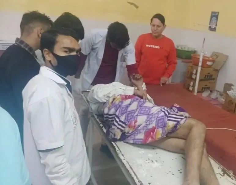 लावारिस गंभीर रूप से घायल व्यक्ति को जिला अस्पताल में कराया भर्ती, घायल युवक के परिवार वाले को ढूंढने में मदद करें: समाजसेवी विनोद दीक्षित | New India Times