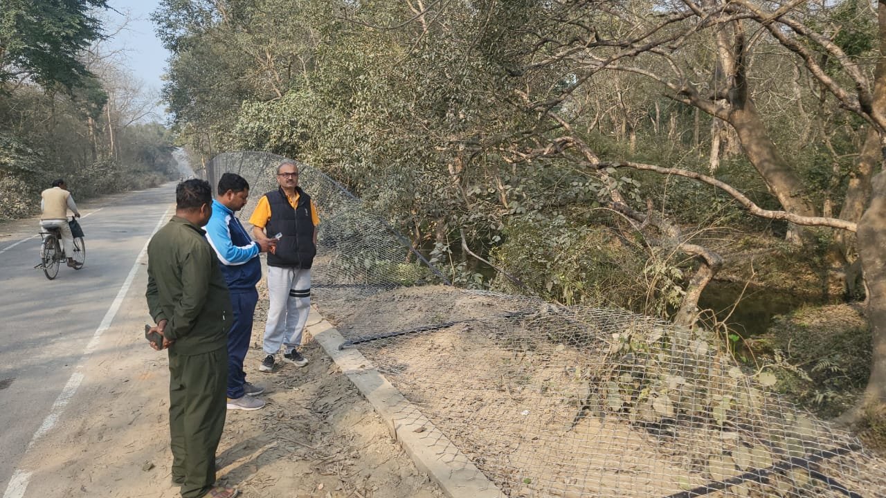 हाथियों द्वारा क्षतिग्रस्त चेन लिंक फेंसिंग का ठेकेदार ने किया निरीक्षण, कहा हाथियों जैसे बलशाली जानवर के लिए फेंसिंग कुछ भी नहीं | New India Times