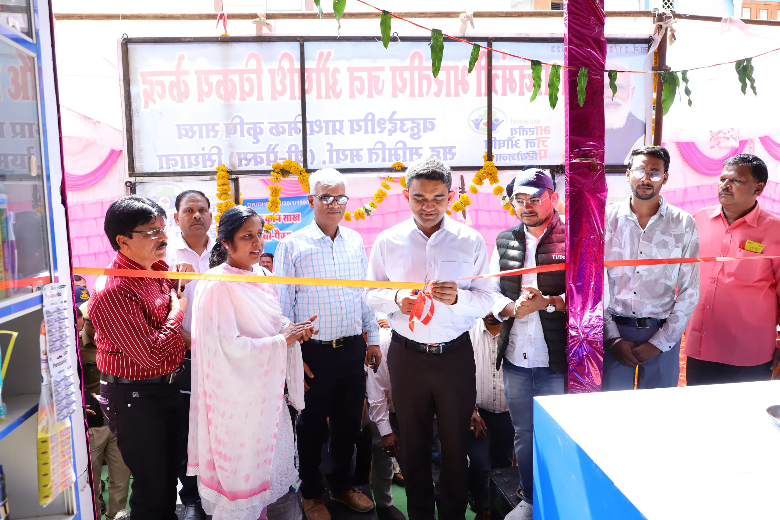 इंदौर संभाग के प्रथम प्रधानमंत्री जन औषधि विक्रय केंद्र का कलेक्टर श्री मिश्रा ने ग्राम सिंघाना में किया शुभारम्भ | New India Times