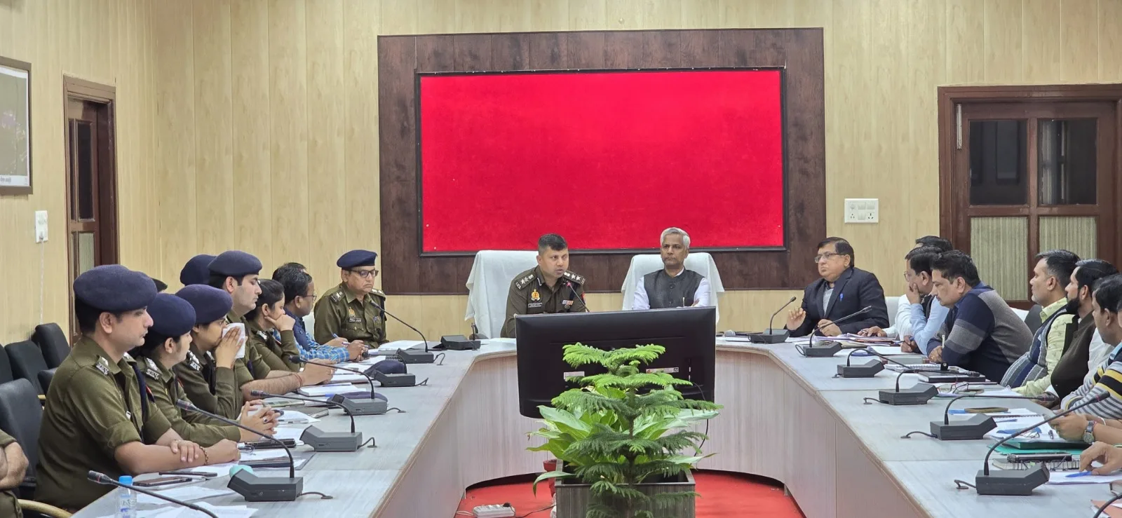 जिलाधिकारी शैलेंद्र कुमार सिंह एवं वरिष्ठ पुलिस अधीक्षक शैलेश कुमार पांडेय ने परीक्षाएं नकलविहीन कराने के लिए अधिकारियों को दिए निर्देश | New India Times