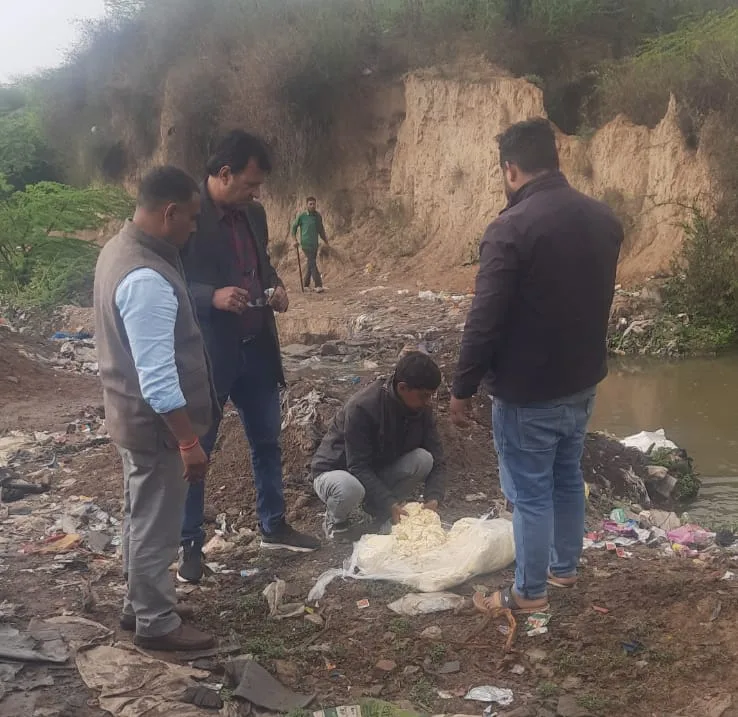 शुद्ध आहार-मिलावट पर वार अभियान में बदबूदार खराब मावा करवाया नष्ट, 55 किलो पनीर व घी बेसन के लिए नमूने | New India Times