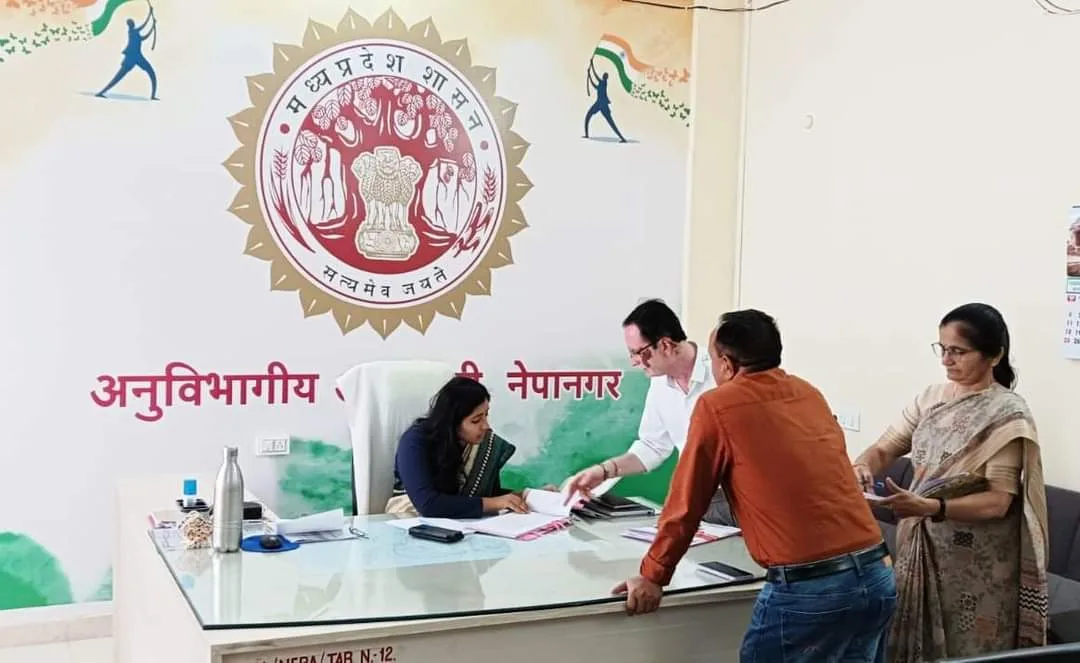 कलेक्टर भव्या मित्तल ने नेपानगर एसडीएम कार्यालय का किया औचक निरीक्षण | New India Times