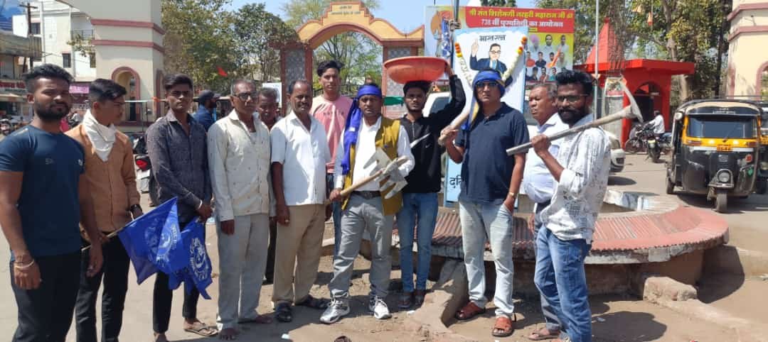 बाबासाहेब आंबेडकर की प्रतिमा की स्थापना के लिए समाजजनों ने श्रमदान कर कहा कि 14 अप्रैल के पहले खड़ा होगा फाउंडर | New India Times