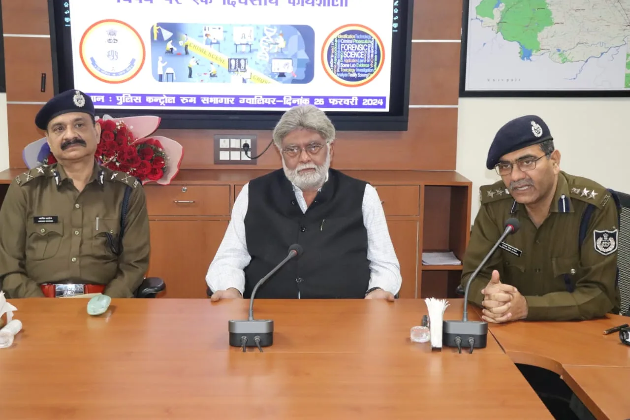 ‘‘अपराध अनुसंधान में वैज्ञानिक एवं तकनीकी साक्ष्य संकलन’’ विषय पर ग्वालियर जिले के पुलिस अधिकारियों के लिए एक दिवसीय प्रशिक्षण कार्यशाला का आयोजनपूर्व निदेशक एफएसएल श्री हर्ष शर्मा ने पुलिस अधिकारियों को एविडेंस कलेक्शन पर दिया प्रशिक्षण | New India Times
