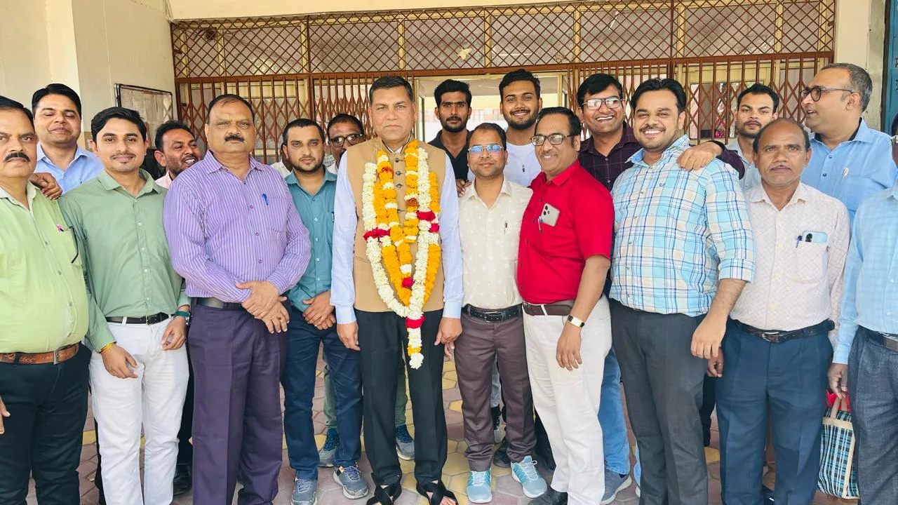 पीएम श्री केंद्रीय विद्यालय बुरहानपुर में सेवानिवृत्त कर्मचारी श्री प्रकाश सावले को दी भाव-भीनी विदाई | New India Times