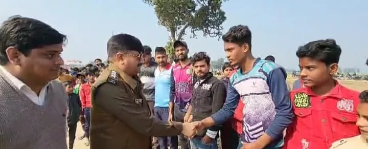 नगर पंचायत डुमरियागंज के ग्राम औसानपुर में चल रहे स्वर्गीय अब्दुर्रब मेमोरियल क्रिकेट प्रतियोगिता का हुआ समापन 2 नगर पंचायत डुमरियागंज के ग्राम औसानपुर में चल रहे स्वर्गीय अब्दुर्रब मेमोरियल क्रिकेट प्रतियोगिता का हुआ समापन | New India Times