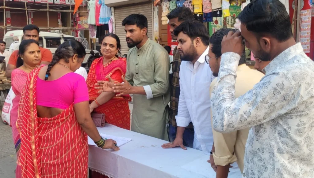 बुरहानपुर जिला युवा कांग्रेसियों ने कमल तिराहा पर किया विरोध प्रदर्शन 2 बुरहानपुर जिला युवा कांग्रेसियों ने कमल तिराहा पर किया विरोध प्रदर्शन | New India Times