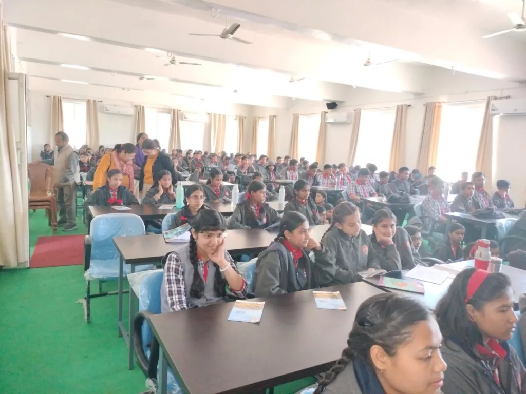 केंद्रीय विद्यालय के छात्रों को पढ़ाया यातायात जागरूकता एवं अपराध जागरूकता का पाठ | New India Times