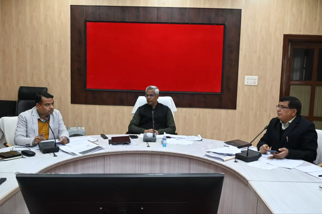 जिलाधिकारी शैलेंद्र कुमार सिंह ने कलेक्ट्रेट सभागार में निर्धारित लक्ष्य से कम वसूली होने और कार्यों में तेजी लाने को लेकर की समीक्षा बैठक | New India Times