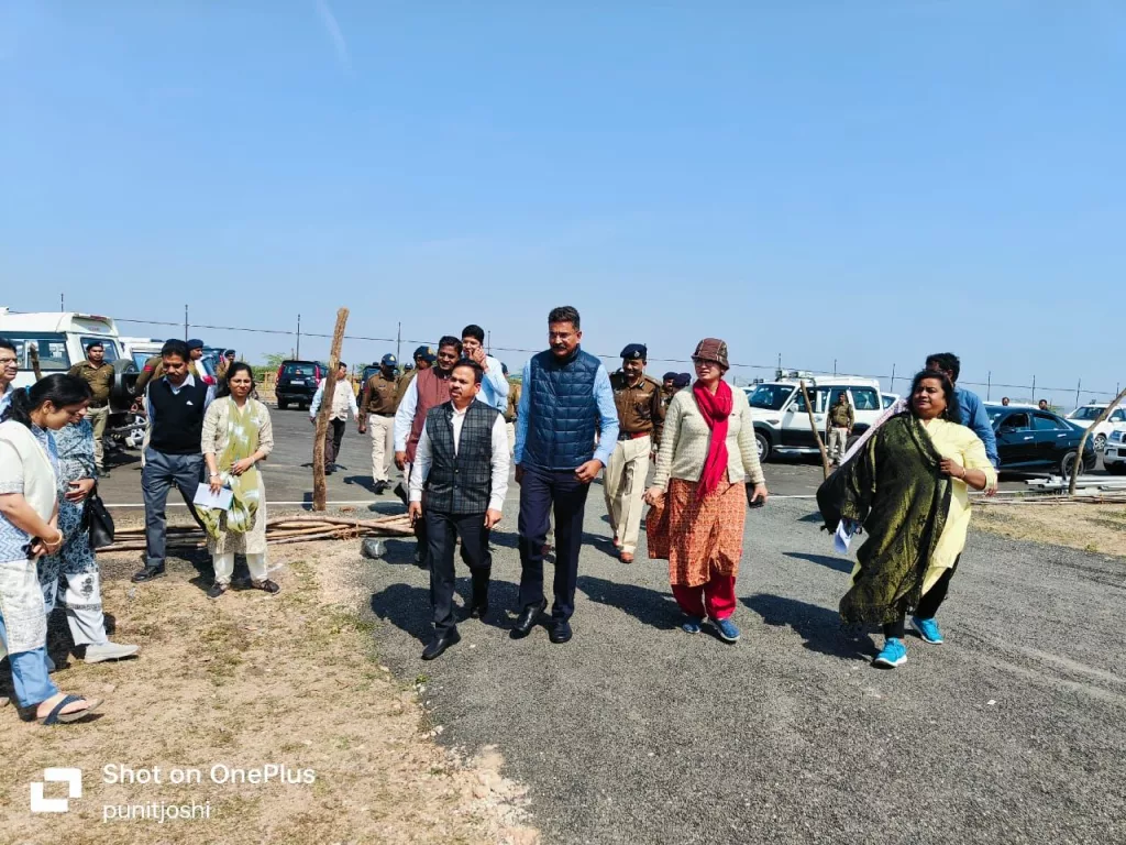 इन्दौर संभागायुक्त एवं अतिरिक्त पुलिस महानिदेशक ने झाबुआ पहुंचकर प्रधानमंत्री नरेंद्र मोदी जी के 11 फरवरी के प्रस्तावित जनजातीय महासम्मेलन कार्यक्रम की तैयारियों का किया निरीक्षण | New India Times