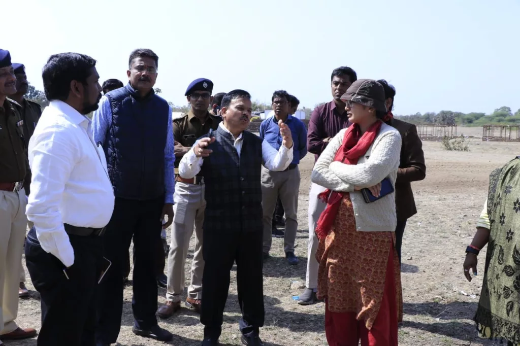 इन्दौर संभागायुक्त एवं अतिरिक्त पुलिस महानिदेशक ने झाबुआ पहुंचकर प्रधानमंत्री नरेंद्र मोदी जी के 11 फरवरी के प्रस्तावित जनजातीय महासम्मेलन कार्यक्रम की तैयारियों का किया निरीक्षण | New India Times