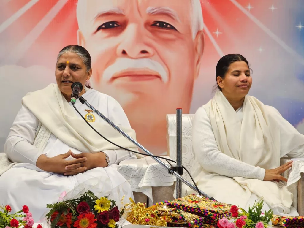 खुशहाल जीवन के लिए दिव्य गुणों और शक्तियों को करें धारण: राजयोगिनी ऊषा दीदी | New India Times