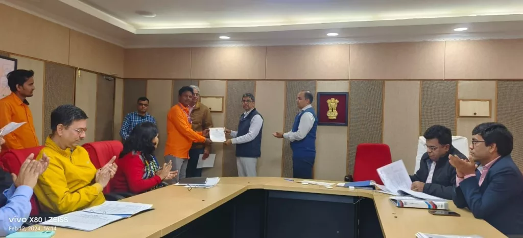 असामान्य घटना टालने वाले 17 रेलकर्मी संरक्षा पुरस्कार से हुऐ सम्मानित | New India Times