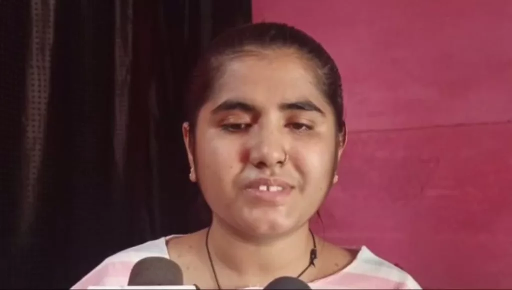 जिंदगी की कमियों की ज़िद के आगे जीत का जुनून, नेत्रहीन होने के बाद भी परीक्षा देने चली गई छात्रा, बीमारी में चली गई थी आंख | New India Times