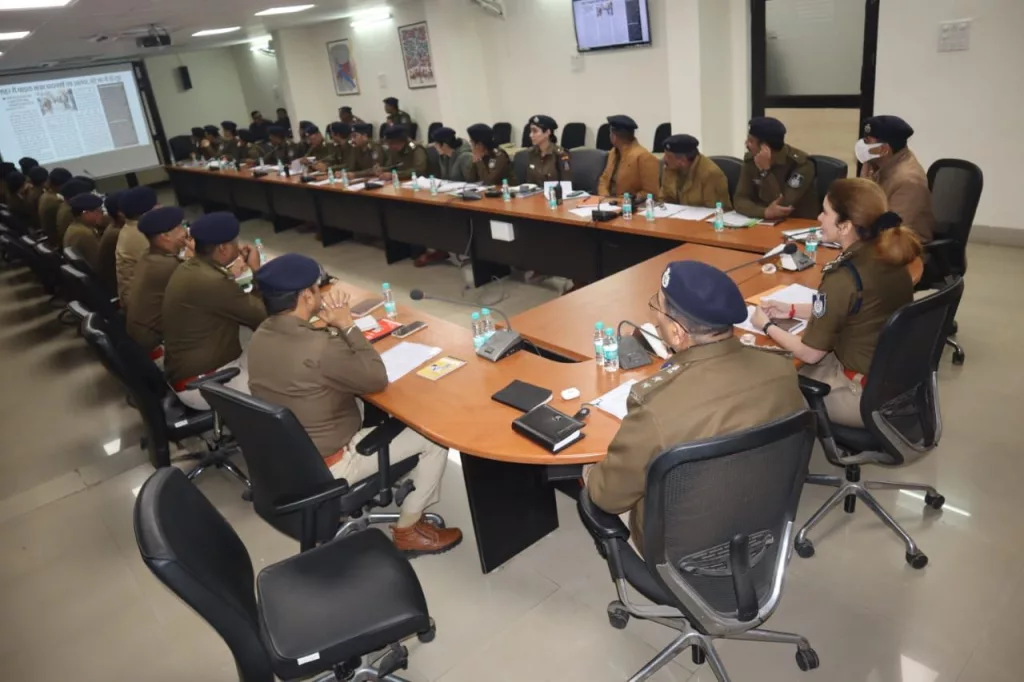 डीआईजी ग्वालियर रेंज ने ली ग्वालियर जिले के थाना प्रभारियों की अपराध समीक्षा बैठक | New India Times