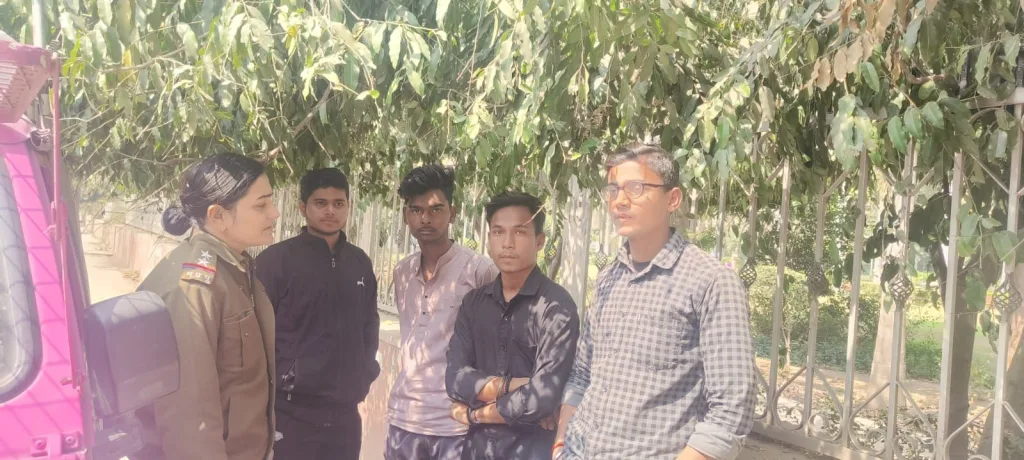 ग्वालियर पुलिस का महिला जागरूकता अभियान के तहत<br>निर्भया मोबाइल टीम द्वारा ‘‘गजराराजा गर्ल्स स्कूल’’ की छात्राओं को महिला अपराध व ‘‘गुड टच बेड टच’’ के प्रति किया गया जागरूक | New India Times