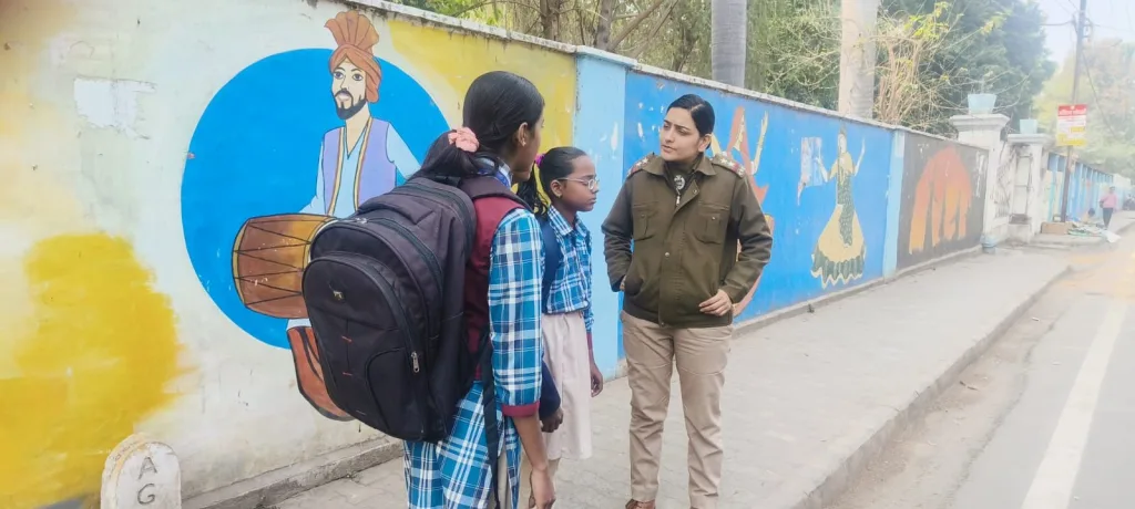 ग्वालियर पुलिस का महिला जागरूकता अभियान के तहत<br>निर्भया मोबाइल टीम द्वारा ‘‘गजराराजा गर्ल्स स्कूल’’ की छात्राओं को महिला अपराध व ‘‘गुड टच बेड टच’’ के प्रति किया गया जागरूक | New India Times