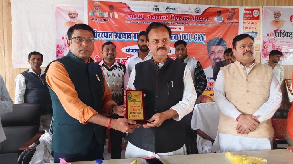 विकास खण्ड नकहा में द्वितीय चरण हेतु पुनः विकास खण्ड स्तरीय रोजगार मेले का हुआ आयोजन | New India Times