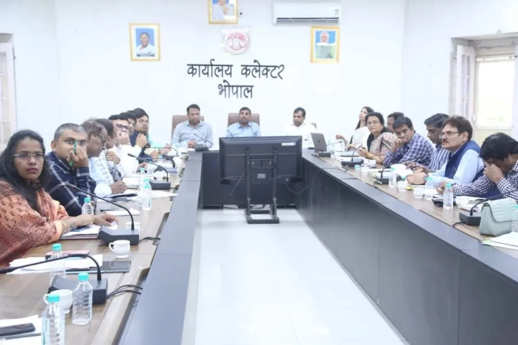 कलेक्टर ने एसडीएम एवं तहसीलदार को दिया निर्देश, राजस्व विभाग के लंबित प्रकरणों का करें शीघ्र निराकरण | New India Times