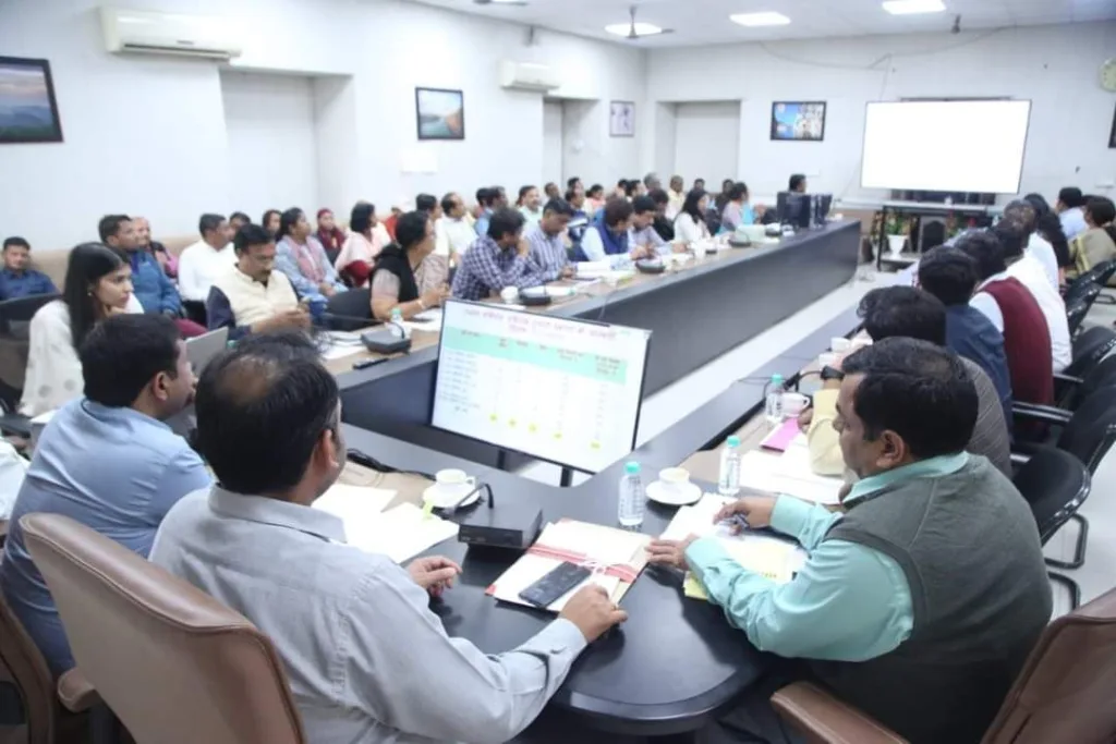 कलेक्टर ने एसडीएम एवं तहसीलदार को दिया निर्देश, राजस्व विभाग के लंबित प्रकरणों का करें शीघ्र निराकरण | New India Times