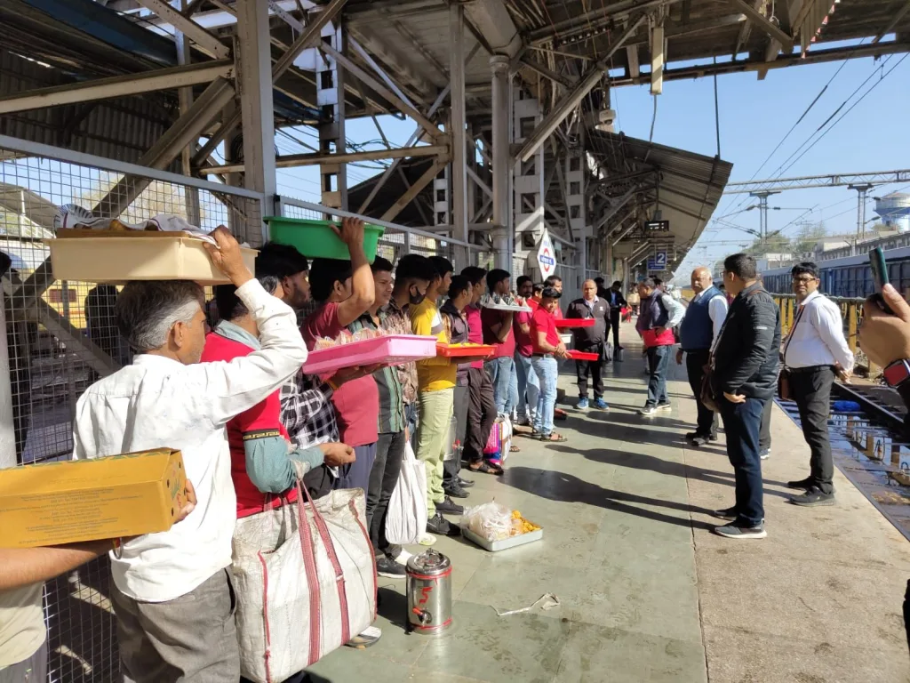 भोपाल स्टेशन पर अवैध वेण्डरों के खिलाफ हुई कार्यवाही | New India Times