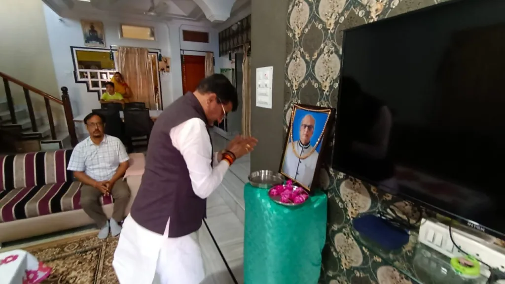 सांसद ज्ञानेश्वर पाटिल ने भागचंद पहाड़िया के निवास पर पहुंच कर शोक व्यक्त कर की श्रद्धांजलि अर्पित | New India Times