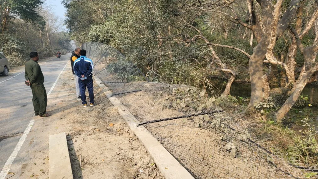 हाथियों द्वारा क्षतिग्रस्त चेन लिंक फेंसिंग का ठेकेदार ने किया निरीक्षण, कहा हाथियों जैसे बलशाली जानवर के लिए फेंसिंग कुछ भी नहीं | New India Times