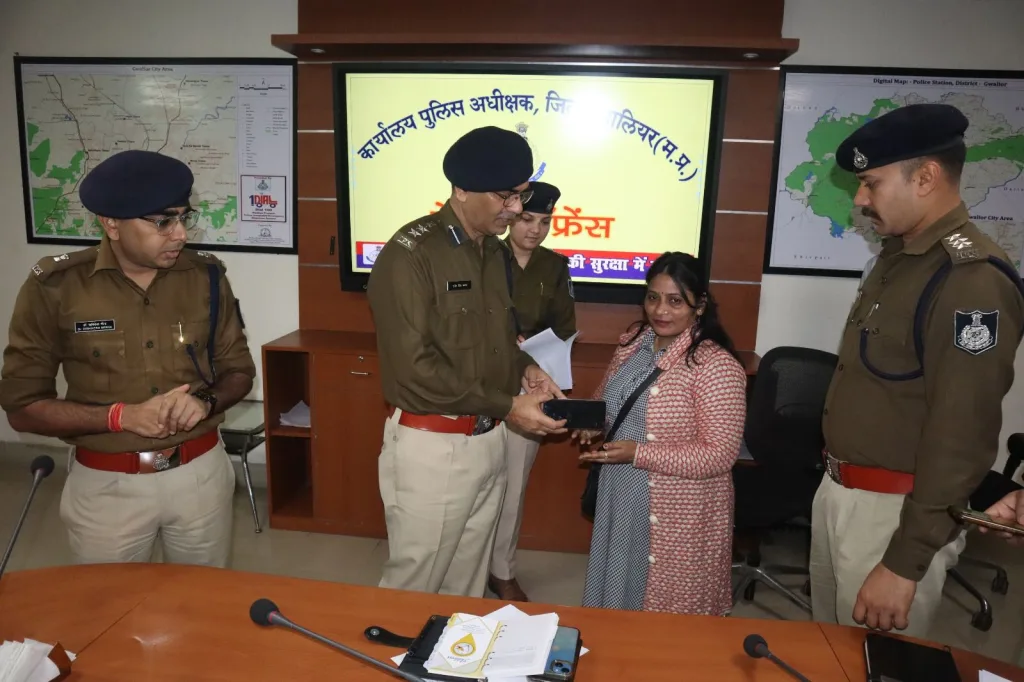 सायबर सेल ग्वालियर ने दो माह में खोजे 51 लाख 12 हजार रूपये कीमत के 211 मोबाइल फोन | New India Times