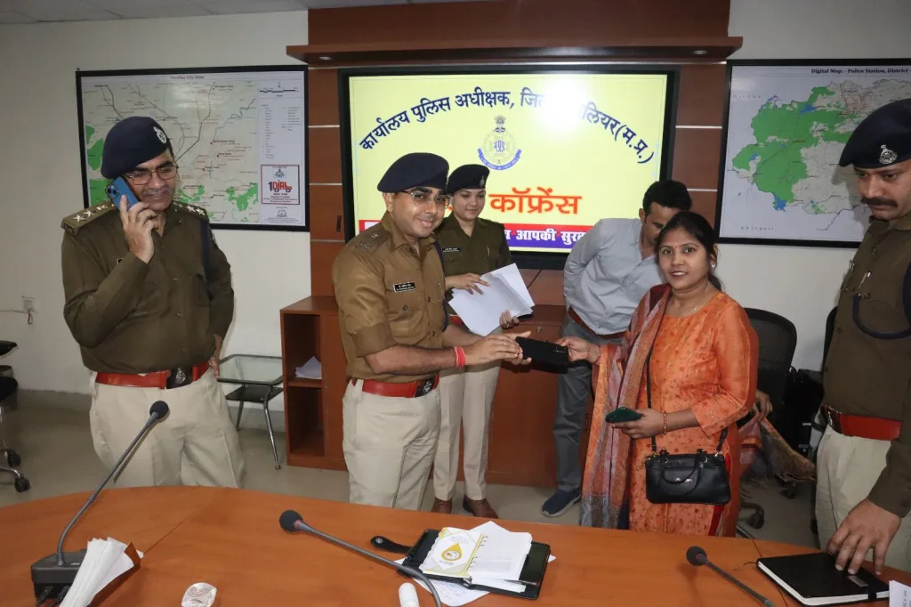 सायबर सेल ग्वालियर ने दो माह में खोजे 51 लाख 12 हजार रूपये कीमत के 211 मोबाइल फोन | New India Times