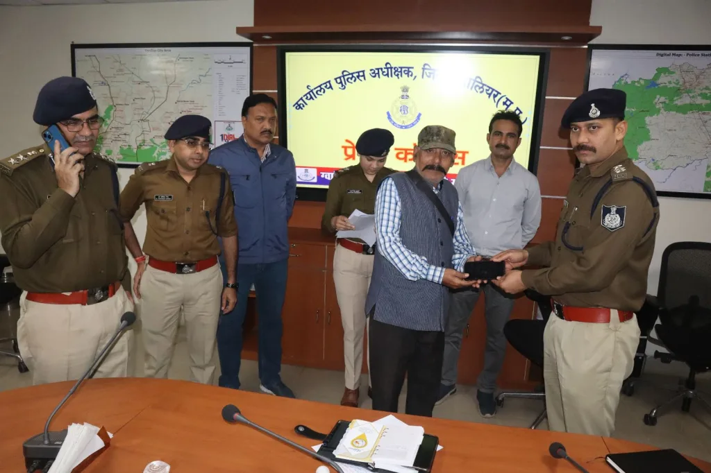 सायबर सेल ग्वालियर ने दो माह में खोजे 51 लाख 12 हजार रूपये कीमत के 211 मोबाइल फोन | New India Times